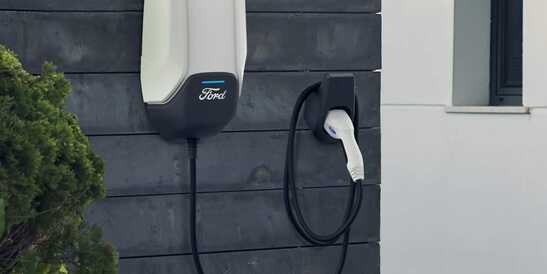 Ford présente son dispositif pour recharger ses véhicules électrifiés, chez soi ou à travers toute l'Europe