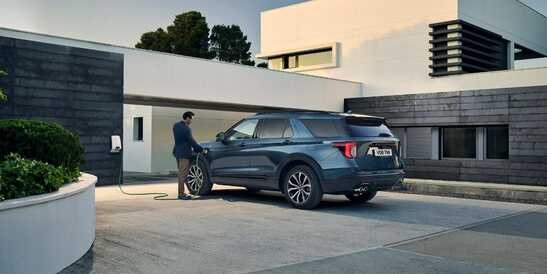 Silencieux, baroudeur et doté de 7 vraies places : voici le SUV familial Ford Explorer PHEV
