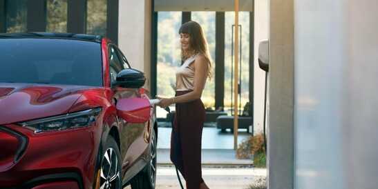 Plus d’1 Français sur 3 envisage d’acheter un véhicule hybride ou 100% électrique : bientôt tous électrifiés ?