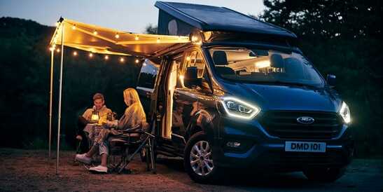 Un loft sur roues : le Transit Nugget Plus avec toit inclinable, nouvelle déclinaison pour la gamme de camping-cars Ford